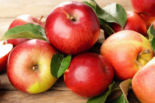 Manzanas rojas maduras sobre fondo de madera — Foto de Stock