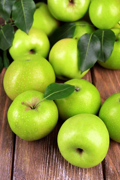 Manzanas verdes maduras sobre fondo de madera — Foto de Stock