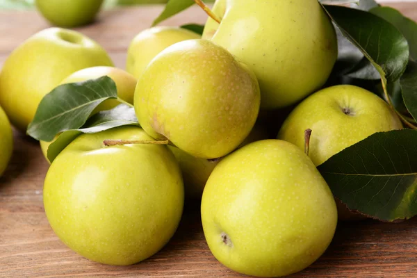 Manzanas verdes maduras sobre fondo de madera — Foto de Stock