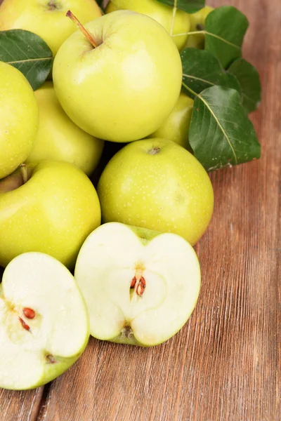 Rijp groene appels op houten achtergrond — Stockfoto