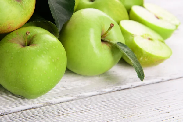 Manzanas verdes maduras sobre fondo de madera — Foto de Stock