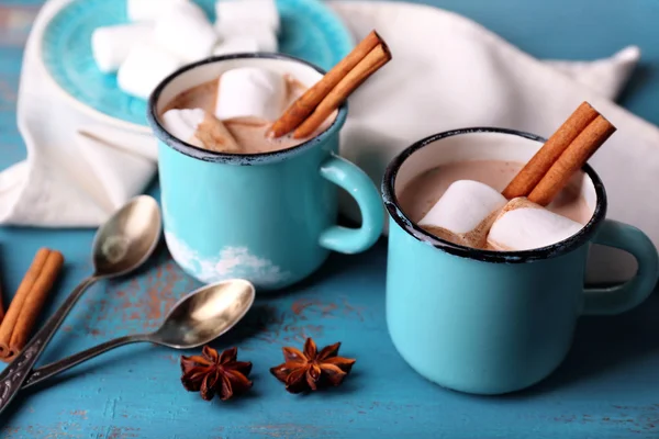 Tassen mit leckerem heißem Kakao, auf Holztisch — Stockfoto
