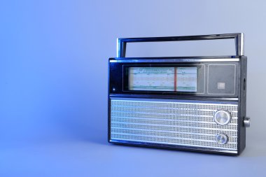Eski radyo üzerinde mavi arka plan belirleme