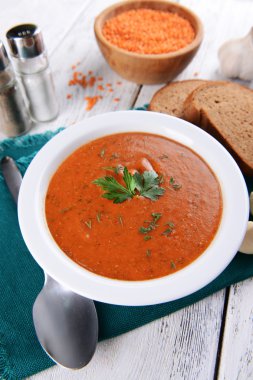 Tablo yakın çekim üzerinde krem lezzetli Mercimek çorba