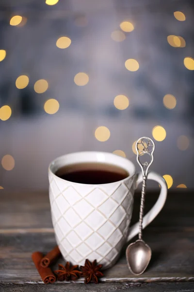 Чашка вкусного горячего чая — стоковое фото