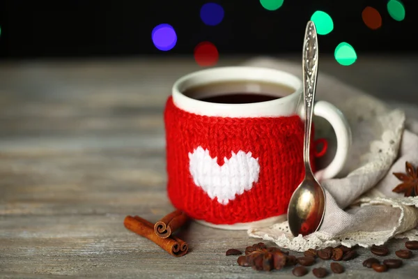 Xícara de chá quente saboroso — Fotografia de Stock