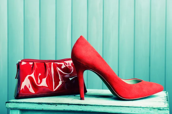 Red women shoes and beautician on wooden background — Stock Photo, Image