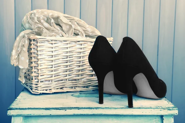 Zapatos de mujer negros y bufanda en el banco sobre fondo de madera —  Fotos de Stock