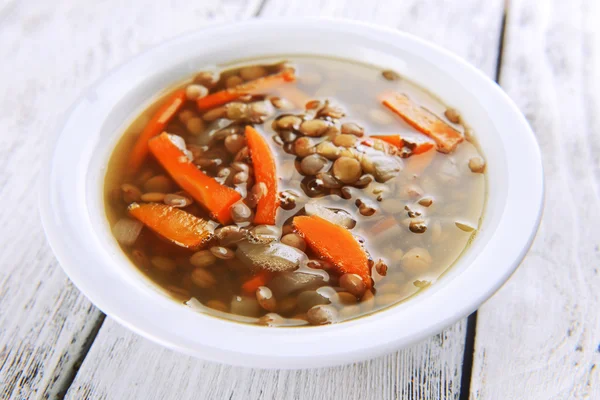 Deliziosa zuppa di lenticchie sul tavolo primo piano — Foto Stock