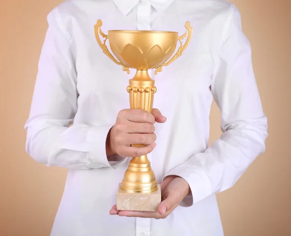 Mulher segurando copo troféu — Fotografia de Stock