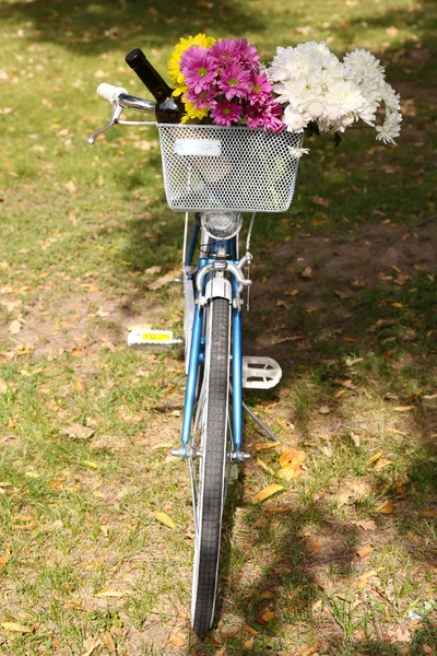 Fahrrad mit Blumen und Flasche — Stockfoto