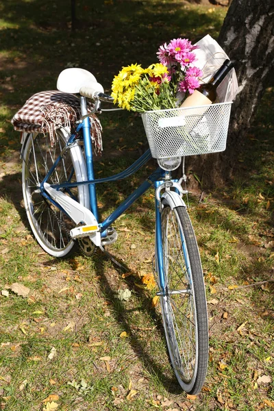 Bicicleta con flores y botella — Foto de Stock
