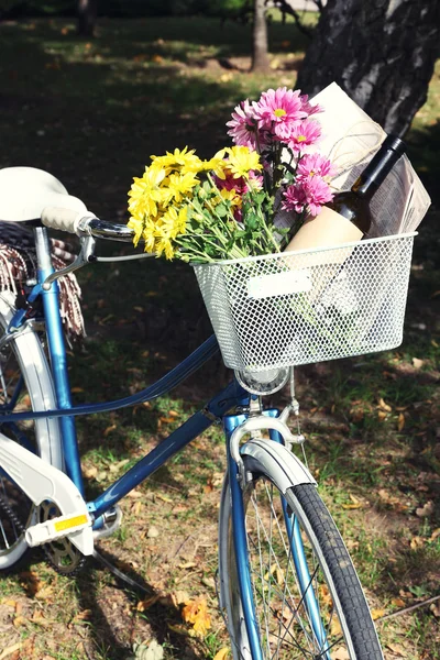 Vélo avec fleurs et bouteille — Photo