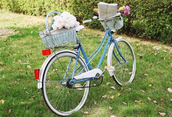 バスケットの花と自転車 — ストック写真