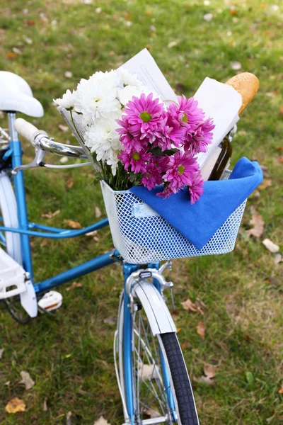 Bicycle with flowers and bread — Stock Photo, Image