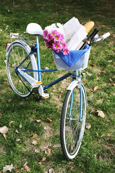 Bicicleta com flores e pão — Fotografia de Stock