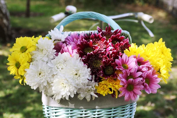 Bicicleta con flores en cesta —  Fotos de Stock