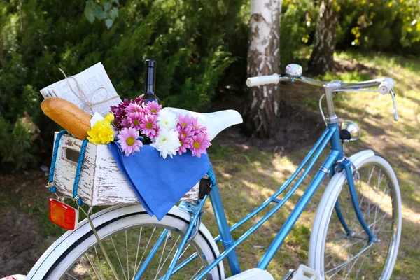 Cykel med blommor och bröd — Stockfoto