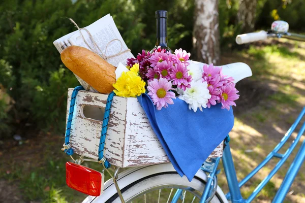 花とパンと自転車 — ストック写真