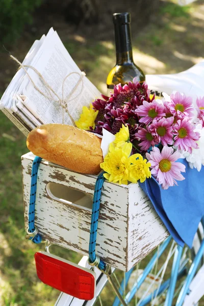 Bicycle with flowers and bread — Stock Photo, Image