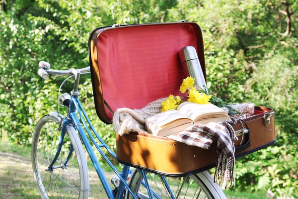 Fahrrad und offener Koffer — Stockfoto