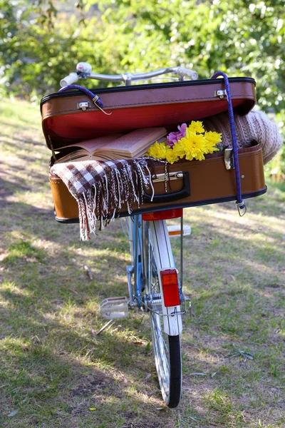 Fahrrad und halb geöffneter Koffer — Stockfoto