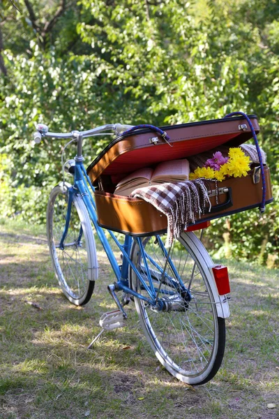 Cykel och halv öppen resväska — Stockfoto