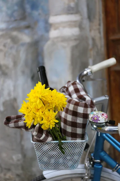 Bicicleta vieja con flores —  Fotos de Stock