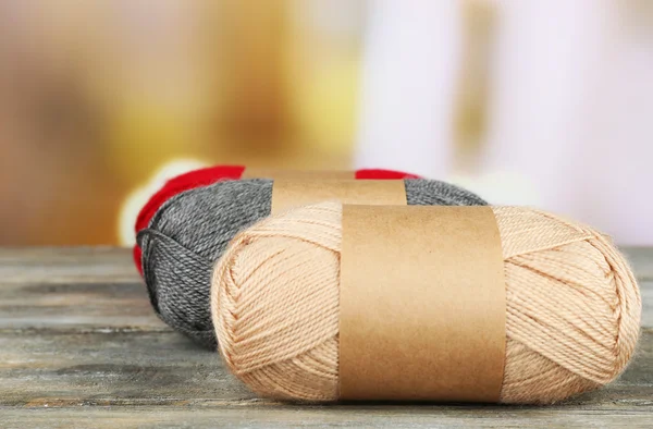 Пряжа для вязания на деревянном столе — стоковое фото