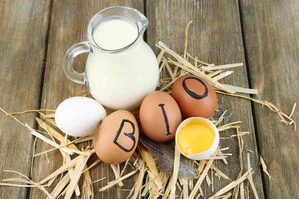 Eggs and fresh milk — Stock Photo, Image
