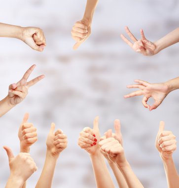 Genç insanların ellerini ışık arka plan üzerinde