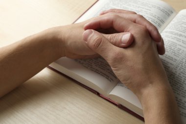 İncil'i ile erkek el