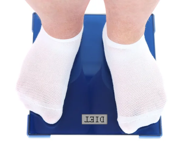 Fat man die op elektronische weegschalen geïsoleerd op wit. Conceptuele foto van verlies van het gewicht. — Stockfoto