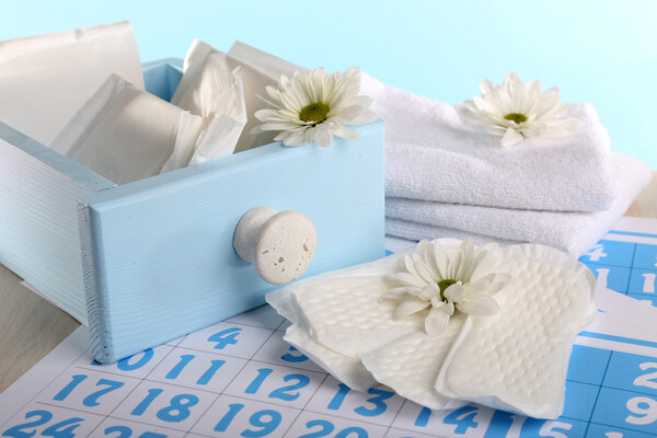 Санитарные прокладки и белые цветы
