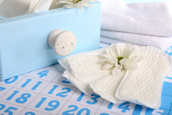 Санитарные прокладки и белые цветы
