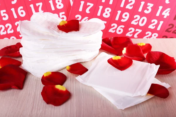 Санитарные прокладки и лепестки роз — стоковое фото