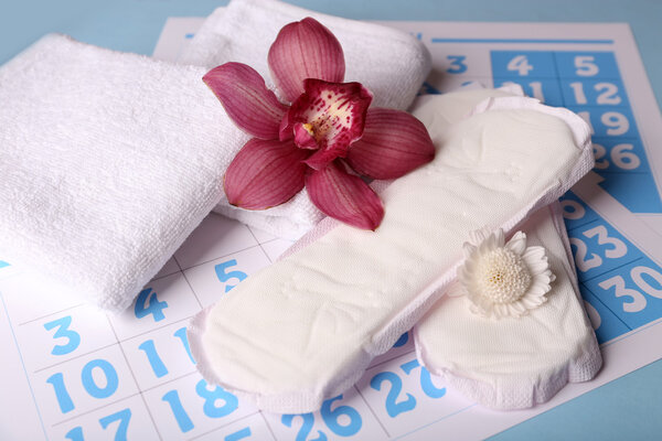 Санитарные прокладки и сиреневая орхидея
