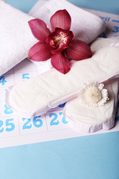 Санитарные прокладки и сиреневая орхидея
