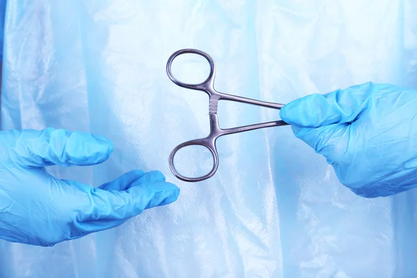 Surgeon's hands holding medical instrument closeup — Stock Photo, Image
