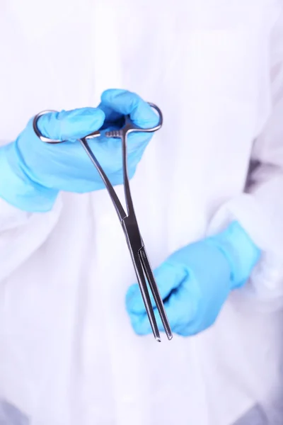 Surgeon's hands holding clip closeup — Stock Photo, Image