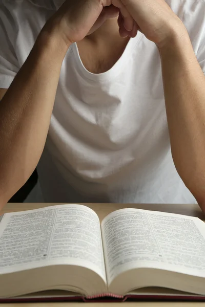 Mann liest Bibel — Stockfoto