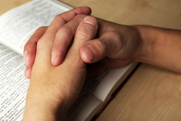 Manos masculinas con Biblia —  Fotos de Stock