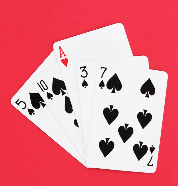 Jugar a las cartas sobre fondo rojo —  Fotos de Stock