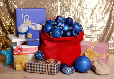 Noel oyuncaklar ile kırmızı çanta