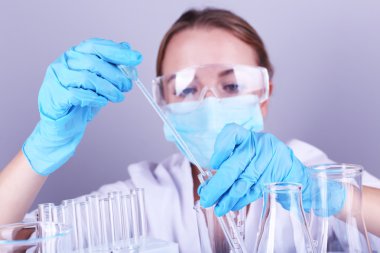 Laboratuvarda tıbbi test yapmak laboratuvar asistanı