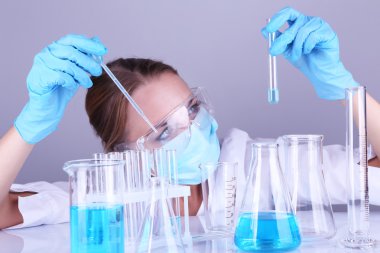 Laboratuvarda tıbbi test yapmak laboratuvar asistanı