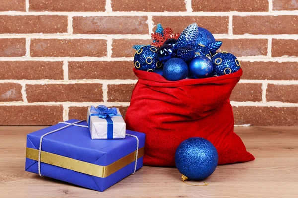 Rote Tüte mit Weihnachtsspielzeug — Stockfoto