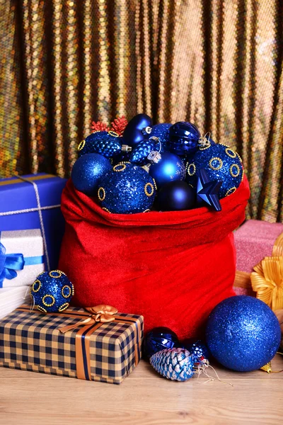 Saco vermelho com brinquedos de Natal — Fotografia de Stock