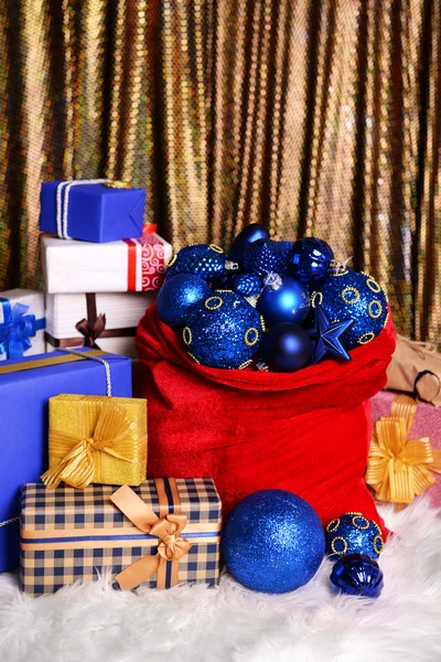 Noel oyuncaklar ile kırmızı çanta — Stok fotoğraf