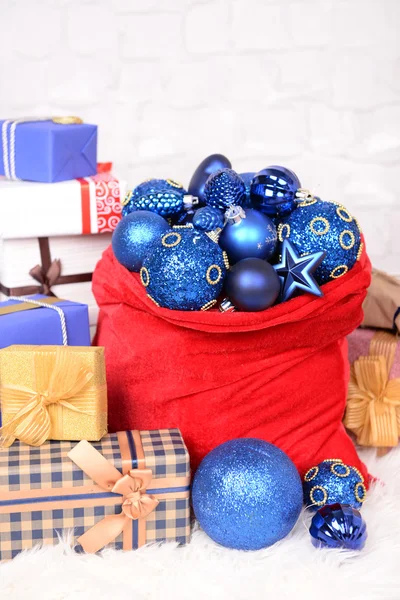 Rote Tüte mit Weihnachtsspielzeug — Stockfoto